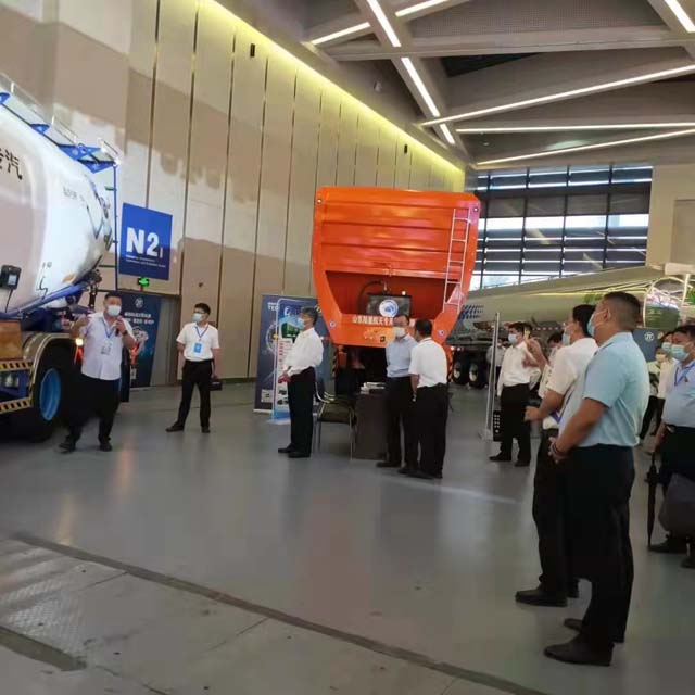 梁山县委贾书记携梁山县委领导班子及专用汽车代表考察华劲专汽自主研发第二代智能粉罐车项目